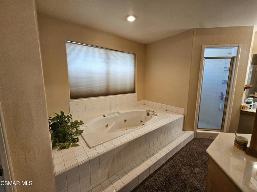 https://media.crmls.org/mediaz/8ca26865-1be4-4879-a2a4-016ba2b4f174.jpg?preset=X-Large