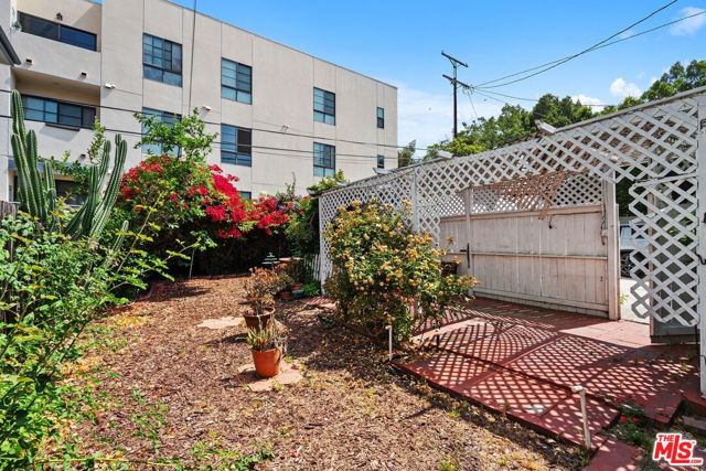 5021 Elmwood Avenue, Los Angeles CA: https://media.crmls.org/mediaz/8ca2df55-740b-471a-968f-d0bca493d326.jpg