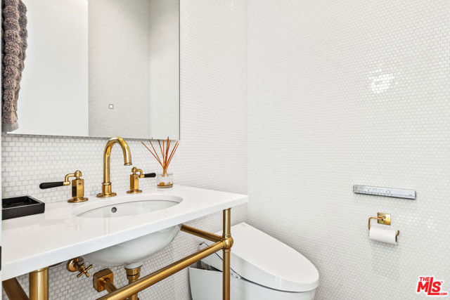 1346 Abbot Kinney Boulevard, Venice CA: https://media.crmls.org/mediaz/8ca3103d-5560-4f81-8b00-11aec6f636f3.jpg