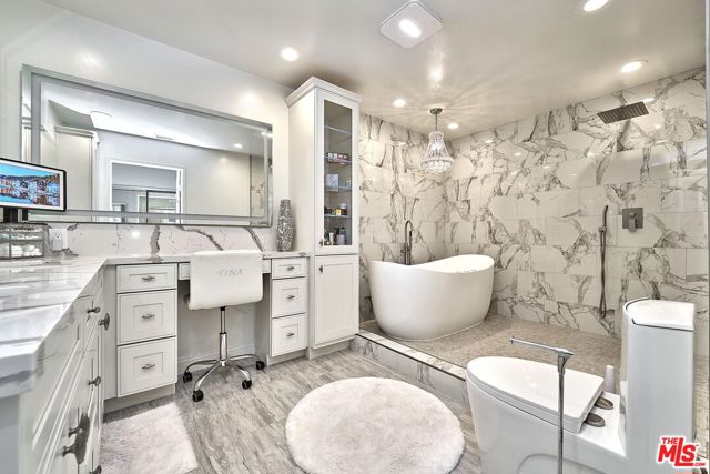 4337 Marina City Drive, Marina del Rey CA: https://media.crmls.org/mediaz/8ca36b33-c7f7-436e-a88b-d72bfafdf80e.jpg