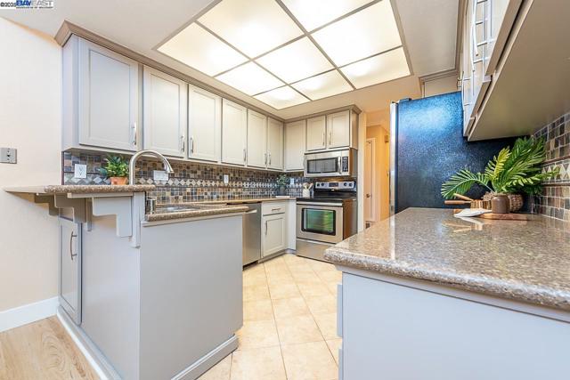 33036 Soquel St, Union City CA: https://media.crmls.org/mediaz/8ca3e029-6885-4dcd-bad3-9f81504ce33d.jpg
