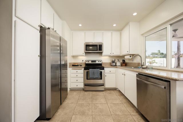 10835 Grand Fork Dr, Santee CA: https://media.crmls.org/mediaz/8ca46abf-1d48-43f1-b554-345fbf28687c.jpg
