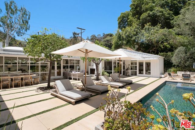 3366 Mandeville Canyon Road, Los Angeles CA: https://media.crmls.org/mediaz/8ca4aaa5-2bc9-47d6-9b64-5ae3312e595e.jpg
