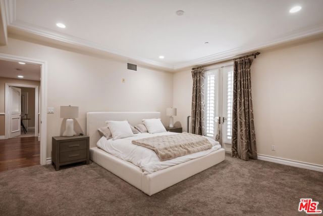 132 S Crescent Drive, Beverly Hills CA: https://media.crmls.org/mediaz/8ca546b6-edda-45ac-b2f1-f847578d6e96.jpg