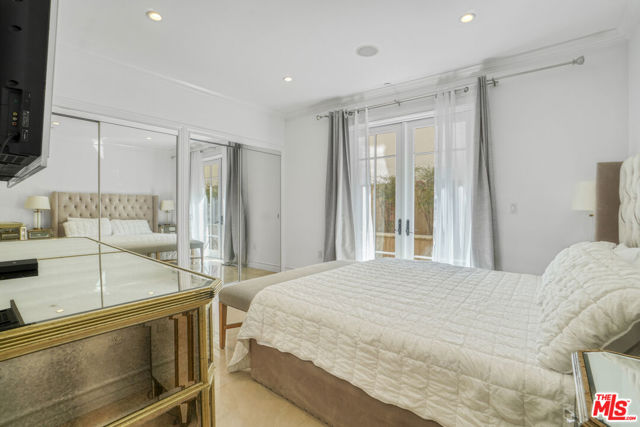 208 S Lasky Drive, Beverly Hills CA: https://media.crmls.org/mediaz/8ca63900-6796-49f0-b7cc-074a773b7ab4.jpg