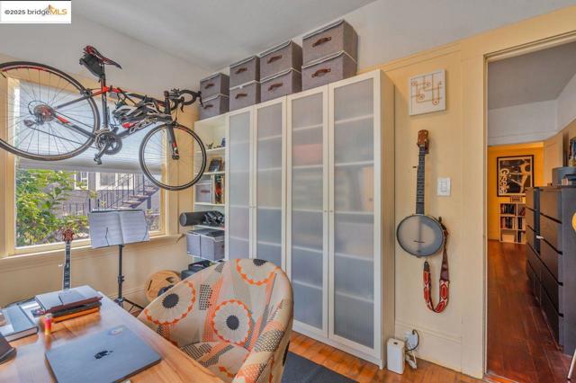5537 Claremont Ave, Oakland CA: https://media.crmls.org/mediaz/8ca64285-c3fb-450f-8049-feca90e3ee38.jpg