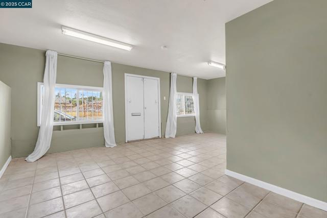 2150 35Th Ave, Oakland CA: https://media.crmls.org/mediaz/8ca6d768-04e5-463f-aab6-5328a022d717.jpg