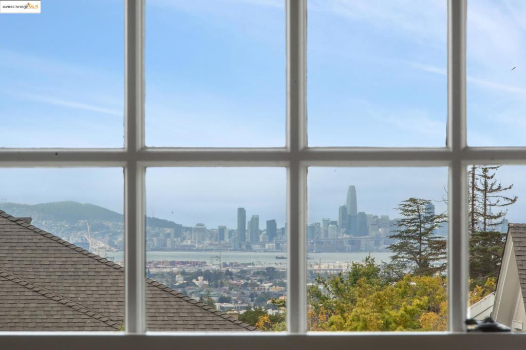 https://media.crmls.org/mediaz/8ca749e3-3c86-4300-95c8-2614cbc74e9e.jpg?preset=X-Large