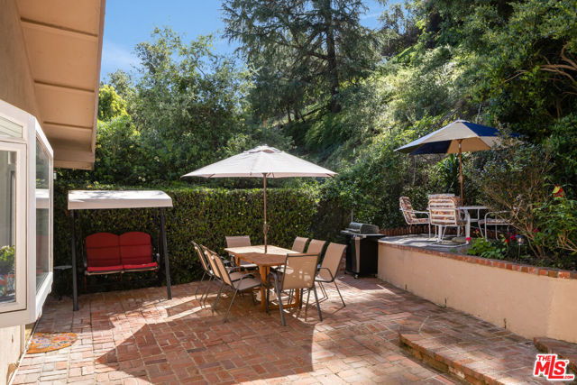 3735 Montuso Place, Encino CA: https://media.crmls.org/mediaz/8ca77360-91fe-4bc6-9cbd-6d031719ba4d.jpg