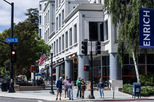 596 Franklin Street, Mountain View CA: https://media.crmls.org/mediaz/8ca887b1-9e8d-4c87-beeb-9debc774dd7b.jpg