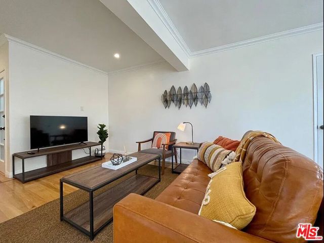 1111 11th Street, Santa Monica CA: https://media.crmls.org/mediaz/8ca8a699-954d-49e6-ada9-44b6e597bfcb.jpg