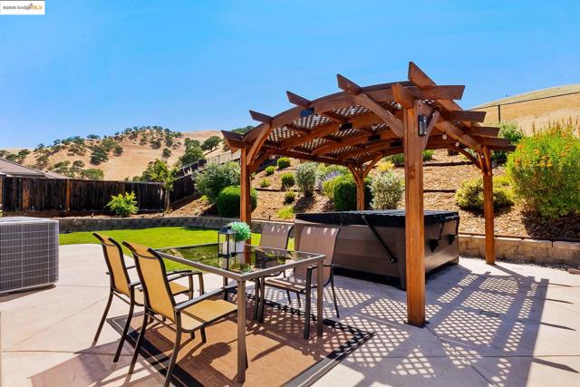 3680 Mallard Ct, Antioch CA: https://media.crmls.org/mediaz/8caa8f91-5f93-408a-9d46-8ffdfa5a2c2c.jpg