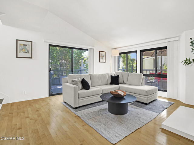 1206 S Westlake Boulevard, Westlake Village CA: https://media.crmls.org/mediaz/8cab1bba-1b0f-4da2-abb8-7ed0834a8e7e.jpg