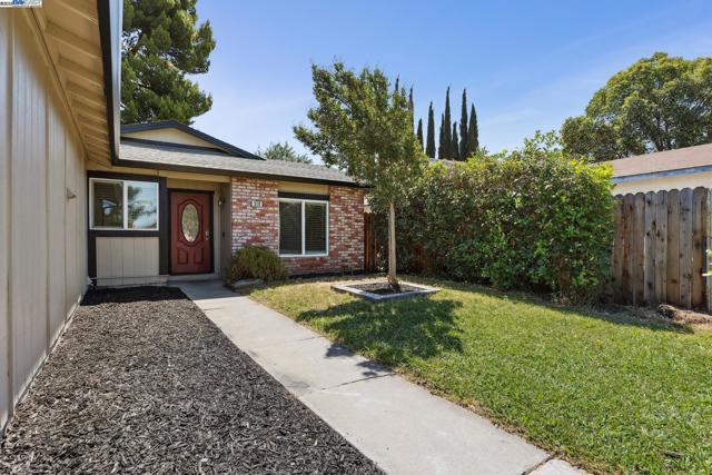 310 S Central Ave, Tracy CA: https://media.crmls.org/mediaz/8cabf577-136f-49de-9f13-17e4b19a1ed1.jpg