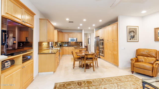 20769 Lugano Way, Porter Ranch CA: https://media.crmls.org/mediaz/8cac26d0-fd56-48ee-9440-269626309eb9.jpg