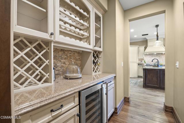 82 Queens Garden Drive, Thousand Oaks CA: https://media.crmls.org/mediaz/8cad01f9-ce1e-4fde-b5e8-491eada6ca91.jpg