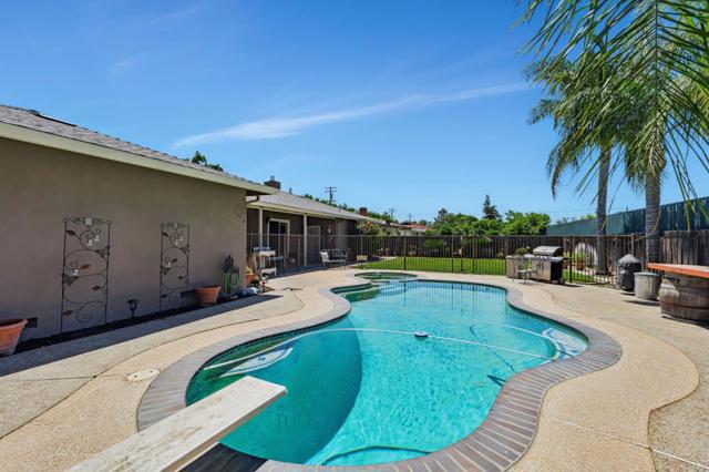 2701 Warwick Lane, Modesto CA: https://media.crmls.org/mediaz/8cad250a-09e5-4f7b-8f1e-ec54c0cb9d6b.jpg
