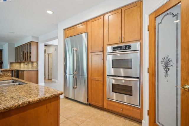 320 Oaks Bridge Pl, Pleasanton CA: https://media.crmls.org/mediaz/8cb0665e-a048-493f-a444-a3026a5b2c18.jpg