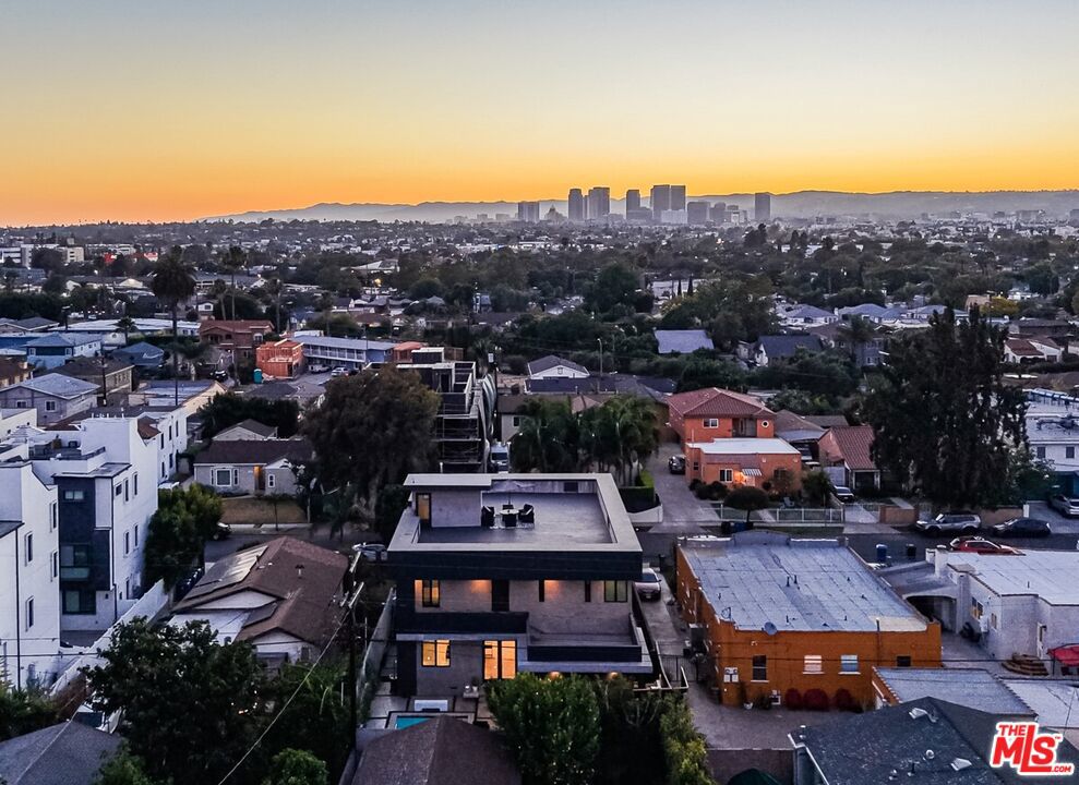 https://media.crmls.org/mediaz/8cb17886-5cf0-461b-9900-2e3240fa1a93.jpg?preset=X-Large