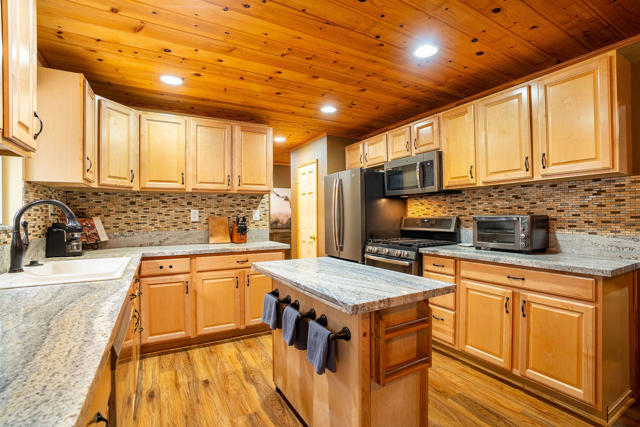 25169 Franklin Drive, Idyllwild CA: https://media.crmls.org/mediaz/8cb1dbf1-aa43-4818-a500-bb1d3d2abedb.jpg