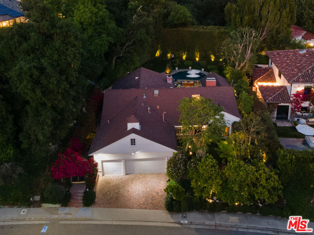2740 N Deep Canyon Drive, Beverly Hills CA: https://media.crmls.org/mediaz/8cb4c83c-5ea9-4ebe-9a52-feee47f322af.jpg