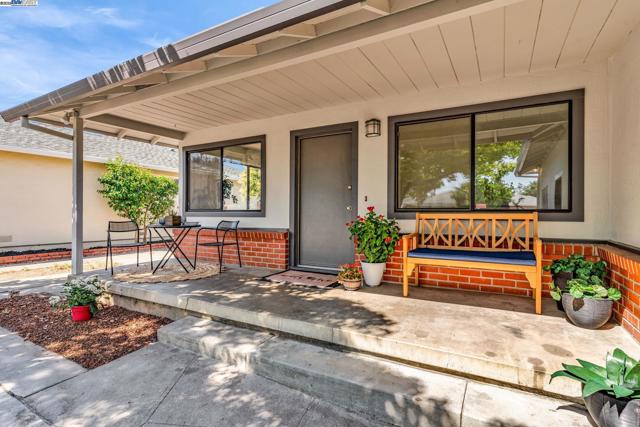 471 Rose St, Livermore CA: https://media.crmls.org/mediaz/8cb4d4eb-3352-4d78-9973-08f3e1c42fa6.jpg