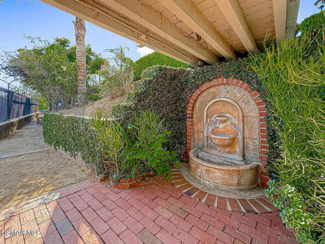 1832 Calle Salto, Thousand Oaks CA: https://media.crmls.org/mediaz/8cb4fe79-f1b5-4a92-b950-e823ccc24368.jpg