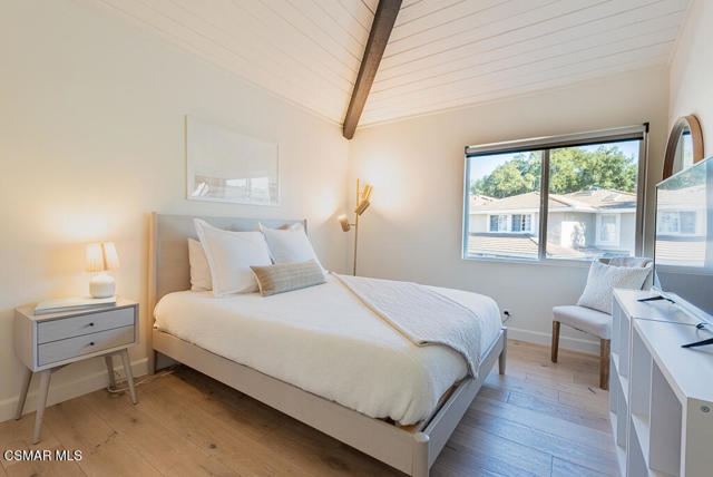 1725 Royal Saint George Drive, Westlake Village CA: https://media.crmls.org/mediaz/8cb54a5a-2119-4875-889e-2cc7e0f38013.jpg