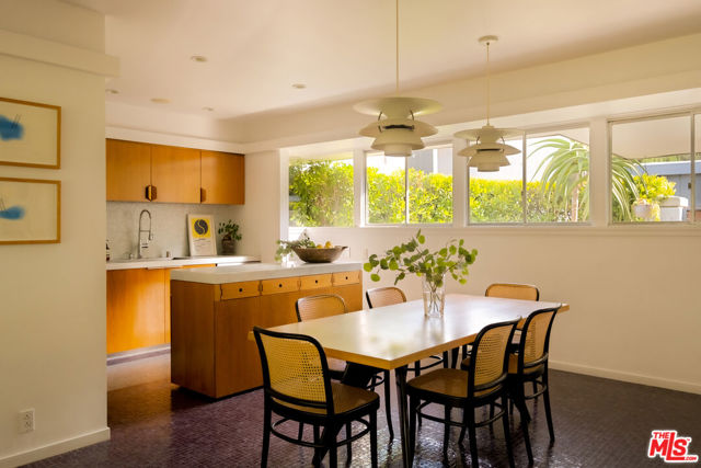 2246 Chelan Place, Los Angeles CA: https://media.crmls.org/mediaz/8cb5a360-3294-4e4d-90f8-23da7260b957.jpg