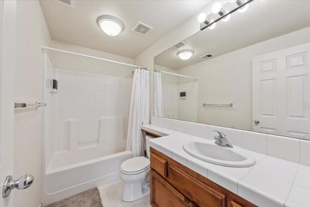 1446 Nottingham Circle, Los Banos CA: https://media.crmls.org/mediaz/8cb5b80c-b991-4e6e-88f1-fff40ea4b3db.jpg