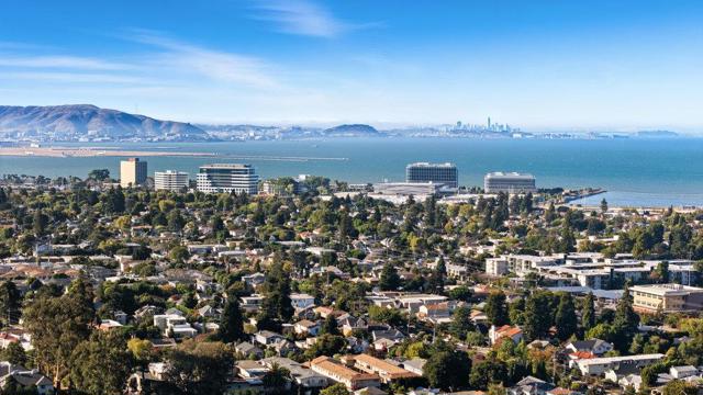 320 N Ellsworth Avenue, San Mateo CA: https://media.crmls.org/mediaz/8cb7b3de-2609-4ac7-9b24-345e980ab427.jpg