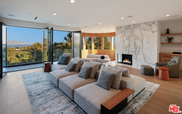 7052 Dume Drive, Malibu CA: https://media.crmls.org/mediaz/8cb86413-0c29-41f4-b298-ca373806159b.jpg