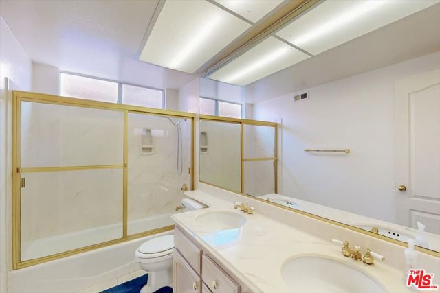 12119 Falcon Crest Way, Porter Ranch CA: https://media.crmls.org/mediaz/8cb8cd28-5610-4cdd-a905-d13f81f398ec.jpg