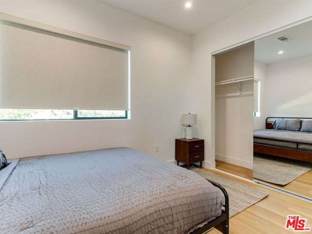 2817 1/2 S Redondo Boulevard, Los Angeles CA: https://media.crmls.org/mediaz/8cba0274-e05a-476b-8680-ce60e4feea8d.jpg