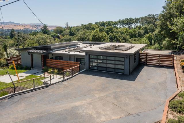 5 Sky Terrace, Danville CA: https://media.crmls.org/mediaz/8cbaefda-cc55-4a81-b3e8-696591629bd7.jpg