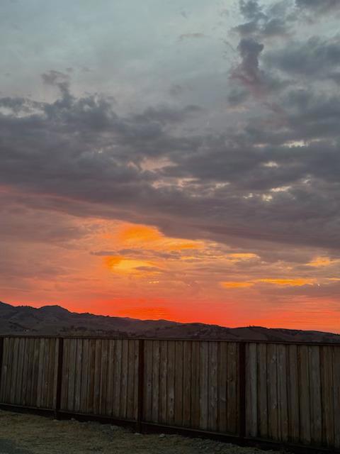 208 Luna Way, Hollister CA: https://media.crmls.org/mediaz/8cbb5526-a599-490f-9720-32f44cb5b37a.jpg