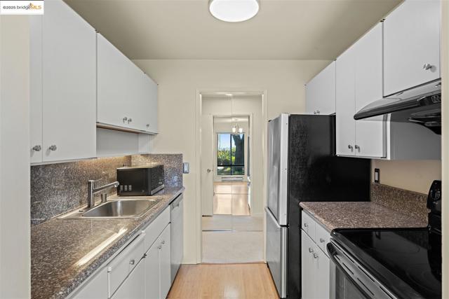 2 Commodore DR, Emeryville CA: https://media.crmls.org/mediaz/8cbb938b-08f2-43b9-88a0-713294aae3aa.jpg