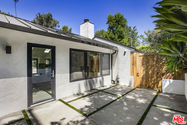 2425 Rinconia Drive, Los Angeles CA: https://media.crmls.org/mediaz/8cbbd4f1-19a4-4934-aa8a-24720801c973.jpg