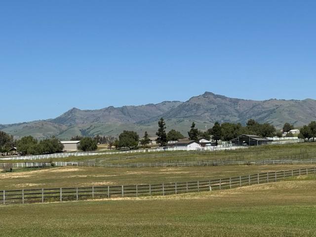 525 Heatherwood Estates Drive, Hollister CA: https://media.crmls.org/mediaz/8cbd9149-eac4-4c36-9966-ece27d64a433.jpg