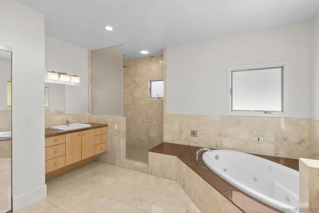 5787 Bellevue Ave, La Jolla CA: https://media.crmls.org/mediaz/8cbe3959-c0a3-4975-97f2-9bcf06946558.jpg