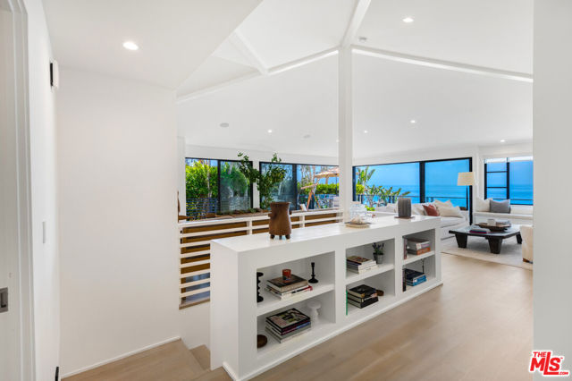 7089 Birdview Avenue, Malibu CA: https://media.crmls.org/mediaz/8cbe7151-632d-4bd7-b561-1d316e390b85.jpg