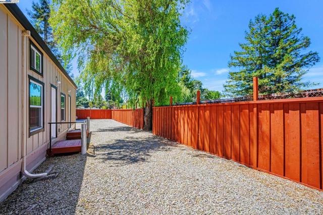 3920 Gravenstein Hwy, Sebastopol CA: https://media.crmls.org/mediaz/8cbe75af-c3a7-442f-871b-d9d41657d0bf.jpg