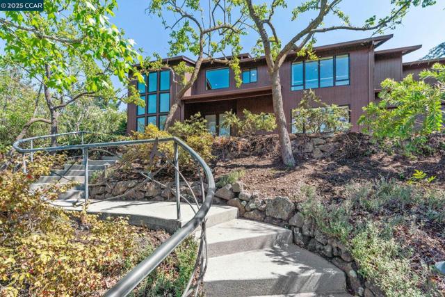 127 Devin Dr, Moraga CA: https://media.crmls.org/mediaz/8cbe9cfd-1128-4f19-809c-b17c44605bcf.jpg