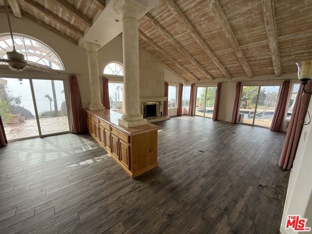 20776 Big Rock Drive, Malibu CA: https://media.crmls.org/mediaz/8cbec089-24be-4f29-a22b-7c6eec96daad.jpg
