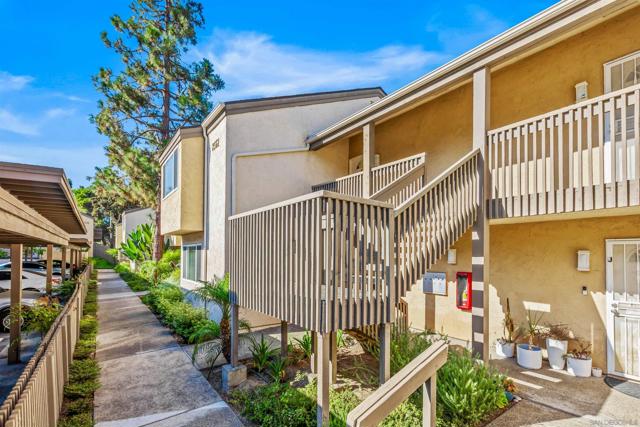 8561 Villa La Jolla Dr, La Jolla CA: https://media.crmls.org/mediaz/8cbecfff-e0ab-4c9d-9c98-50b6e3dbef0a.jpg