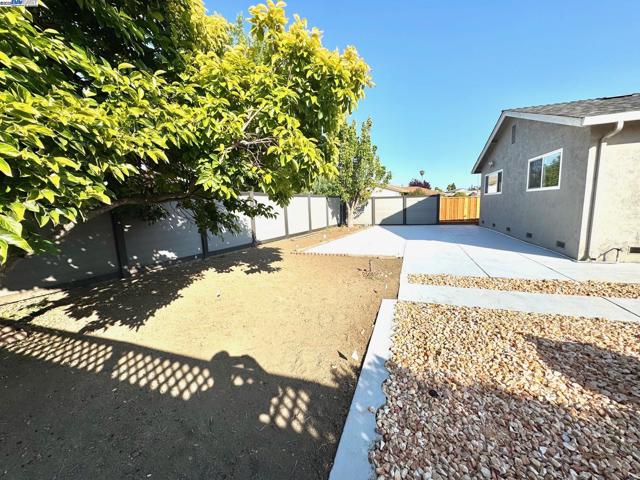 34288 Torrington Pl, Fremont CA: https://media.crmls.org/mediaz/8cc0d037-2064-46e0-938e-05ad0bbcf5de.jpg