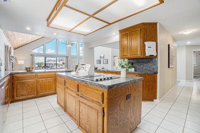 4325 Monterey ct, Discovery Bay CA: https://media.crmls.org/mediaz/8cc21225-c7c3-467e-800d-3045af7b0f82.jpg