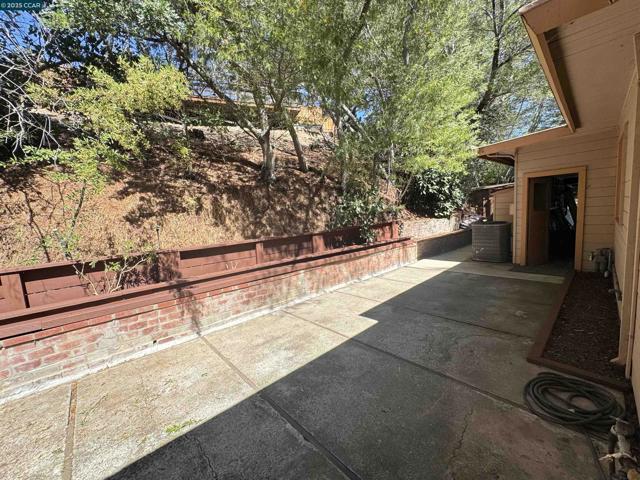 919 Janet Ln, Lafayette CA: https://media.crmls.org/mediaz/8cc317a7-9dfa-47ae-81ee-5ae2031adede.jpg