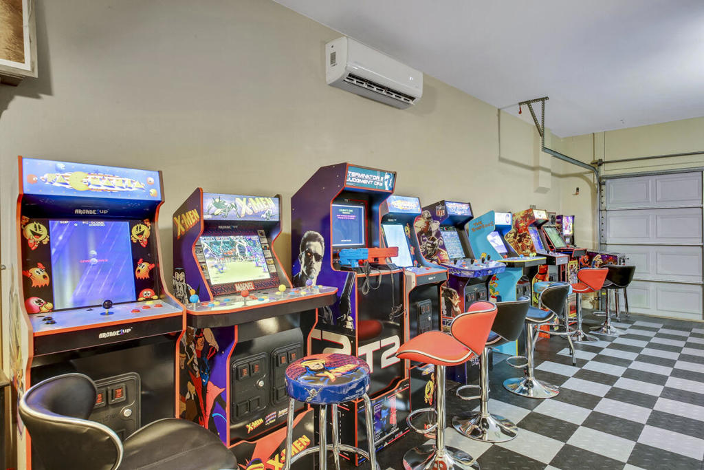 https://media.crmls.org/mediaz/8cc32ee4-95bb-4b8b-8c93-65fe602422aa.jpg?preset=X-Large
