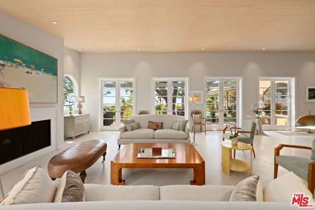 1634 Gilcrest Drive, Beverly Hills CA: https://media.crmls.org/mediaz/8cc340af-7934-4b38-8116-7c1595f77db3.jpg